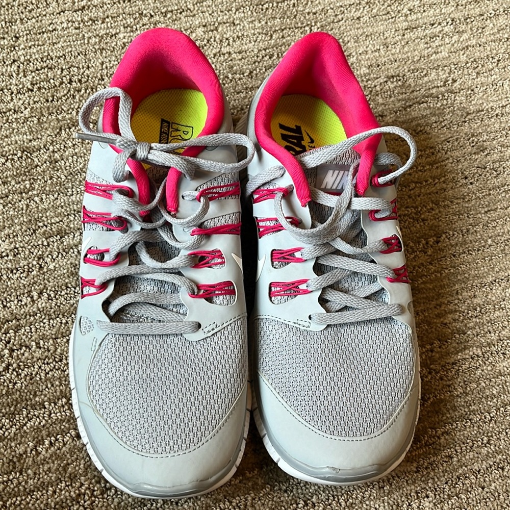 Nike running 5.0 shoe size 9.5 grey and pink